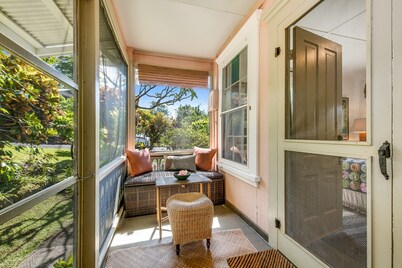 Delightful Artful Bungalow on Historic Estate Property. Choice Holualoa!  