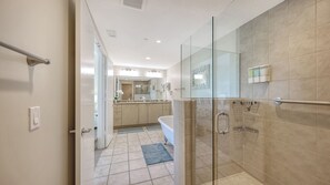 Combined shower/tub, hair dryer, bidet, towels - Crescent Siesta Key Unit 406.  (Siesta key)