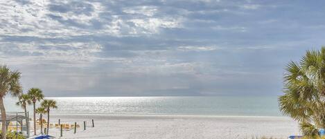En la playa, sillas reclinables de playa, toallas de playa