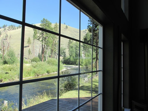 Riverhouse Retreat on East Fork of the Bitterroot - Stunning Views & Tranquility
