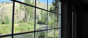 Riverhouse Retreat on East Fork of the Bitterroot - Stunning Views & Tranquility