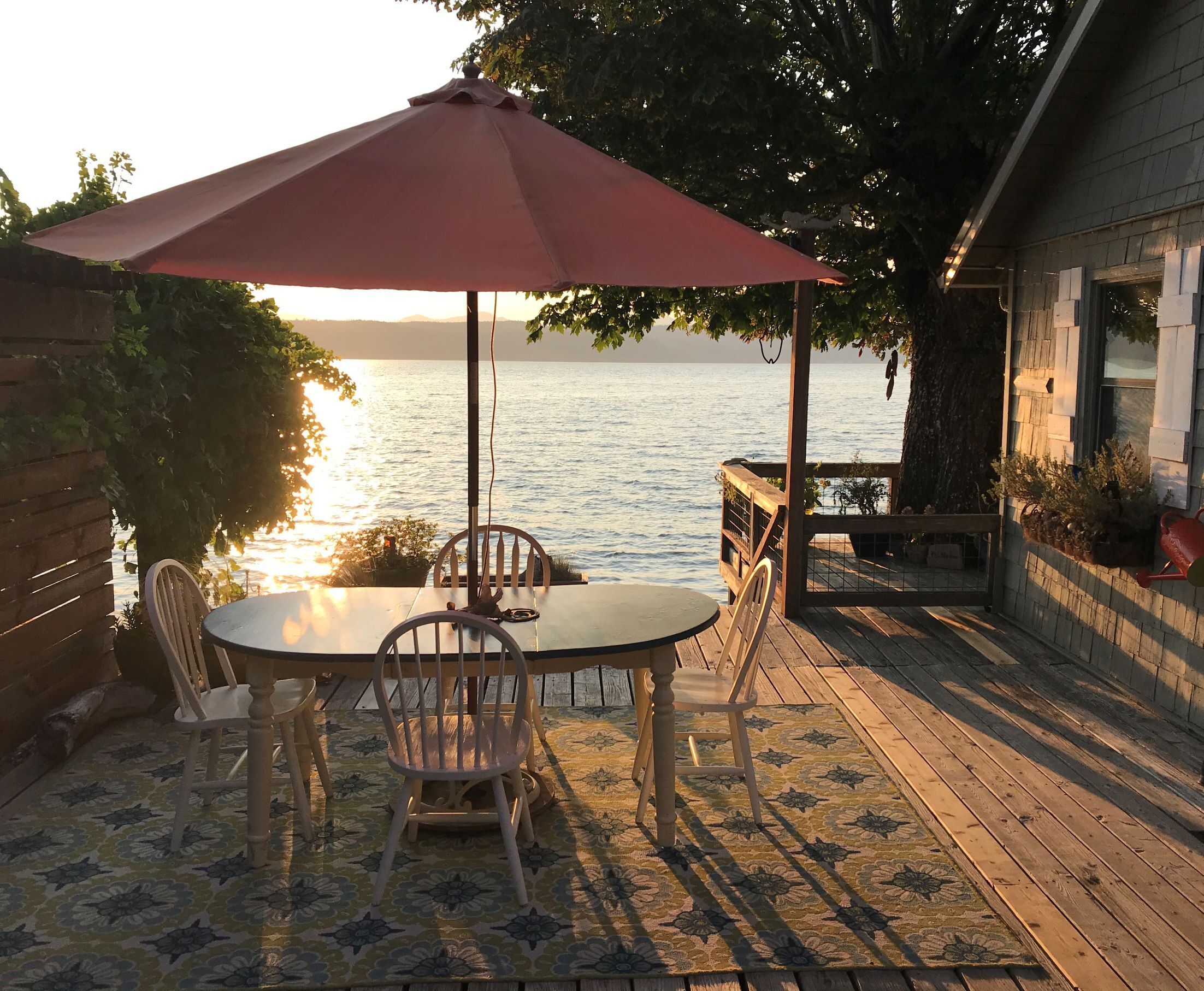 Cozy outdoor 'dining room'