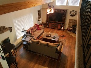 Smart TV, chimenea, reproductor de DVD y videoteca 