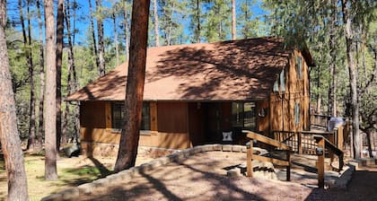 "Palms to Pines Cabin" - Your home away from home... ☆ 5/5 ☆ Star Rated