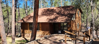 "Palms to Pines Cabin" - Your home away from home... ☆ 5/5 ☆ Star Rated