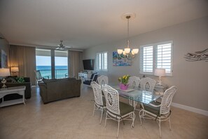 Smart-TV, DVD-spiller og bøker