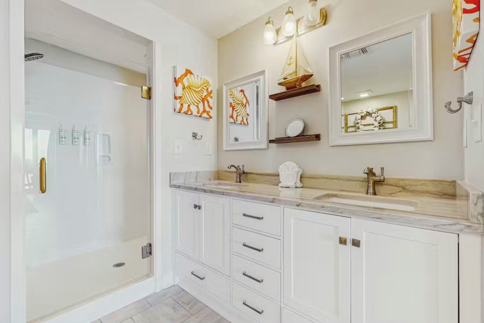 Une salle de bain moderne avec une douche à parois de verre, un comptoir en marbre et un grand miroir au-dessus du lavabo.