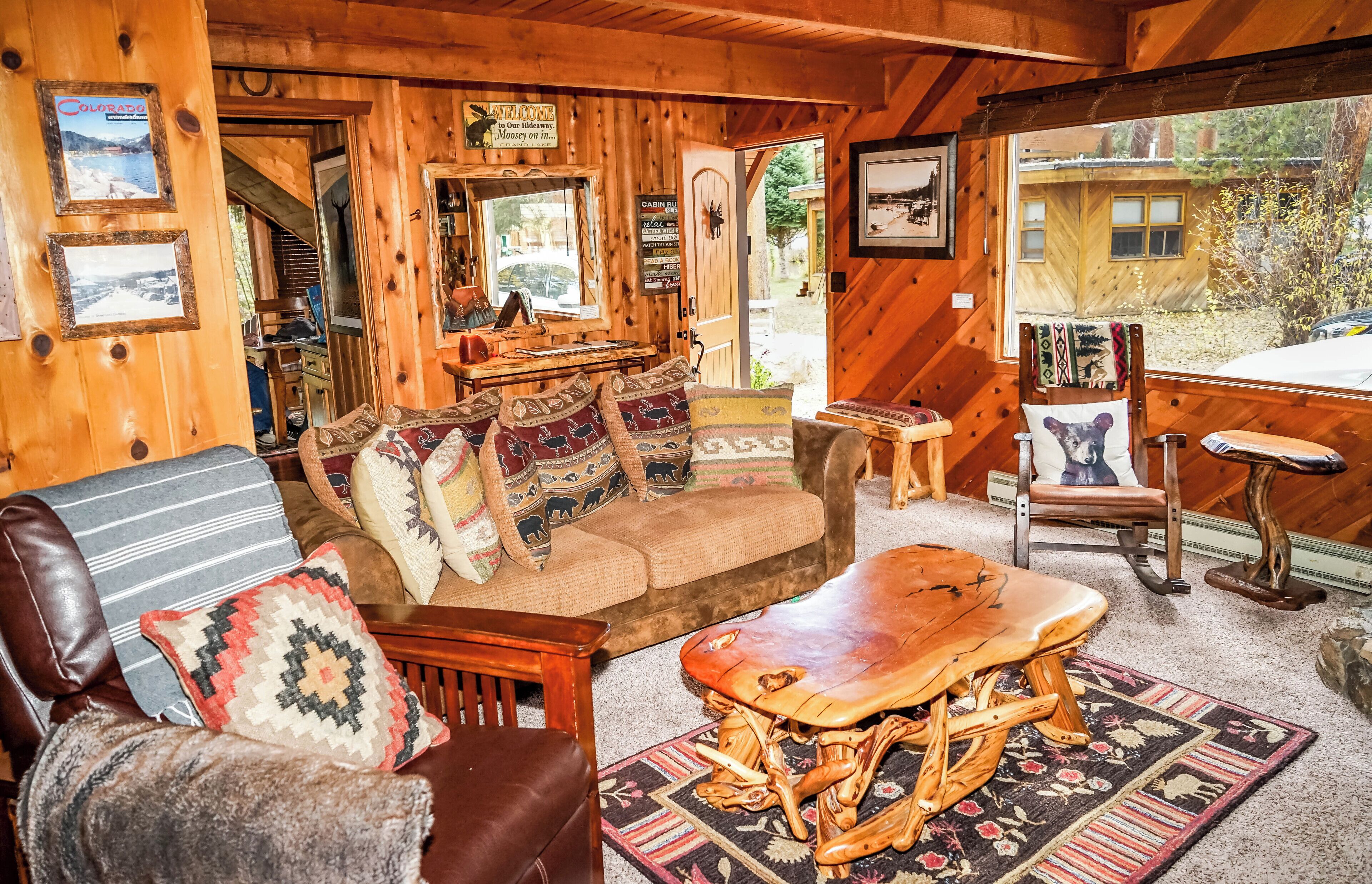 Smart TV, chimenea, libros