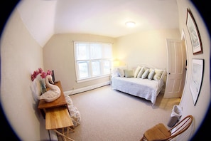3 bedrooms, iron/ironing board, free WiFi, bed sheets - BEST VALUE IN TOWN! Cozy, Old World Charm Near Lambeau (Green Bay)