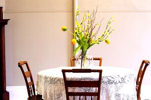 Dining - BEST VALUE IN TOWN! Cozy, Old World Charm Near Lambeau (Green Bay)