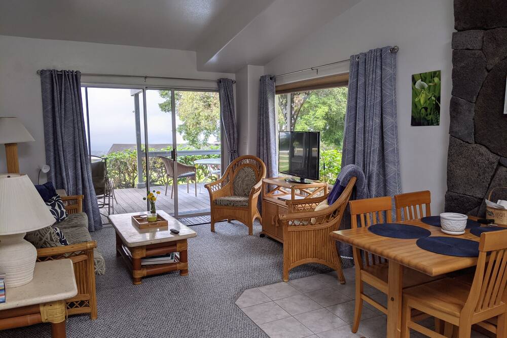 Spacious Ranch Cottage with private hot tub and VIEW!