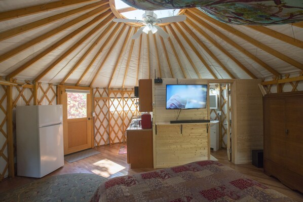 1 bedroom, WiFi, bed sheets - Secluded yurt on Blue Ridge Pay & MTS Trl with hot tub, only 15min from downtown (Asheville)