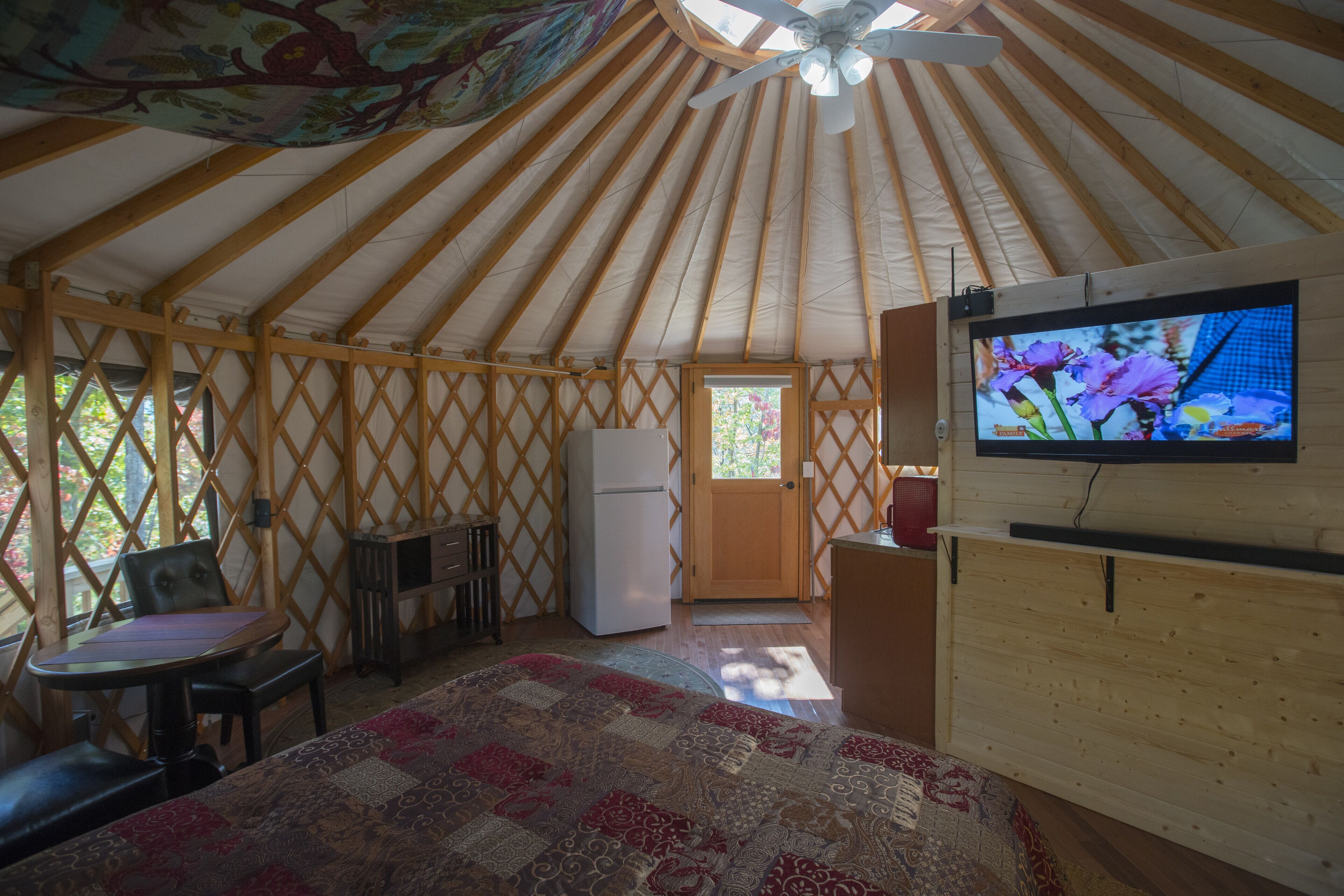 Secluded yurt on Blue Ridge Pay & MTS Trl with hot tub, only 15min from downtown