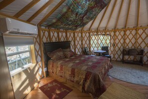 1 bedroom, WiFi, bed sheets - Secluded yurt on Blue Ridge Pay & MTS Trl with hot tub, only 15min from downtown (Asheville)