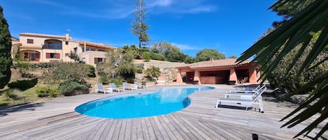 حمّام سباحة مُدفَّأ