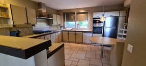 Refrigerador, microondas, horno, placa de cocina
