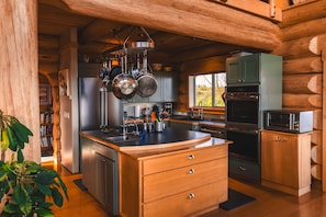 Fridge, microwave, oven, stovetop - Gorgeous Log Home - Stunning Views, Hot Tub, Fire Pit,  Infrared Sauna, & Trail (Homer)