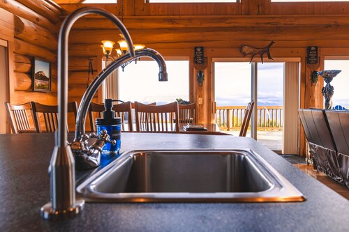 Gorgeous Log Home - Stunning Views, Hot Tub, Fire Pit,  Infrared Sauna, & Trail