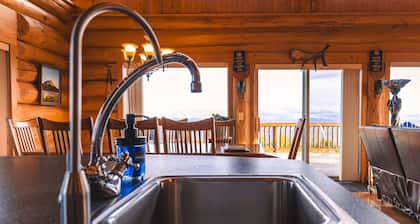 Gorgeous Log Home - Stunning Views, Hot Tub, Fire Pit, Infrared Sauna, & Trail