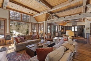 Téléviseur connecté, foyer, lecteur de DVD, livres