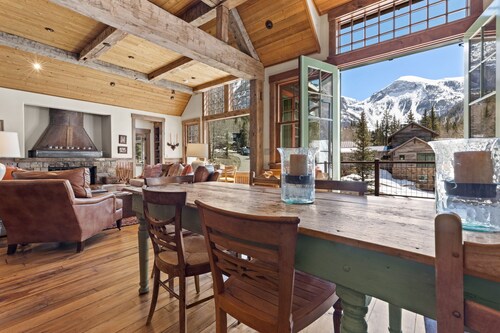 Upeat näkymät tästä TELLURIDE RIVERFRONT HOME