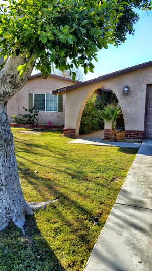 Property grounds - Make Your Friends Jealous (Indio)