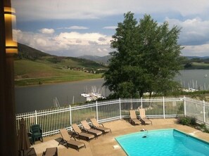 Alberca al aire libre y alberca climatizada