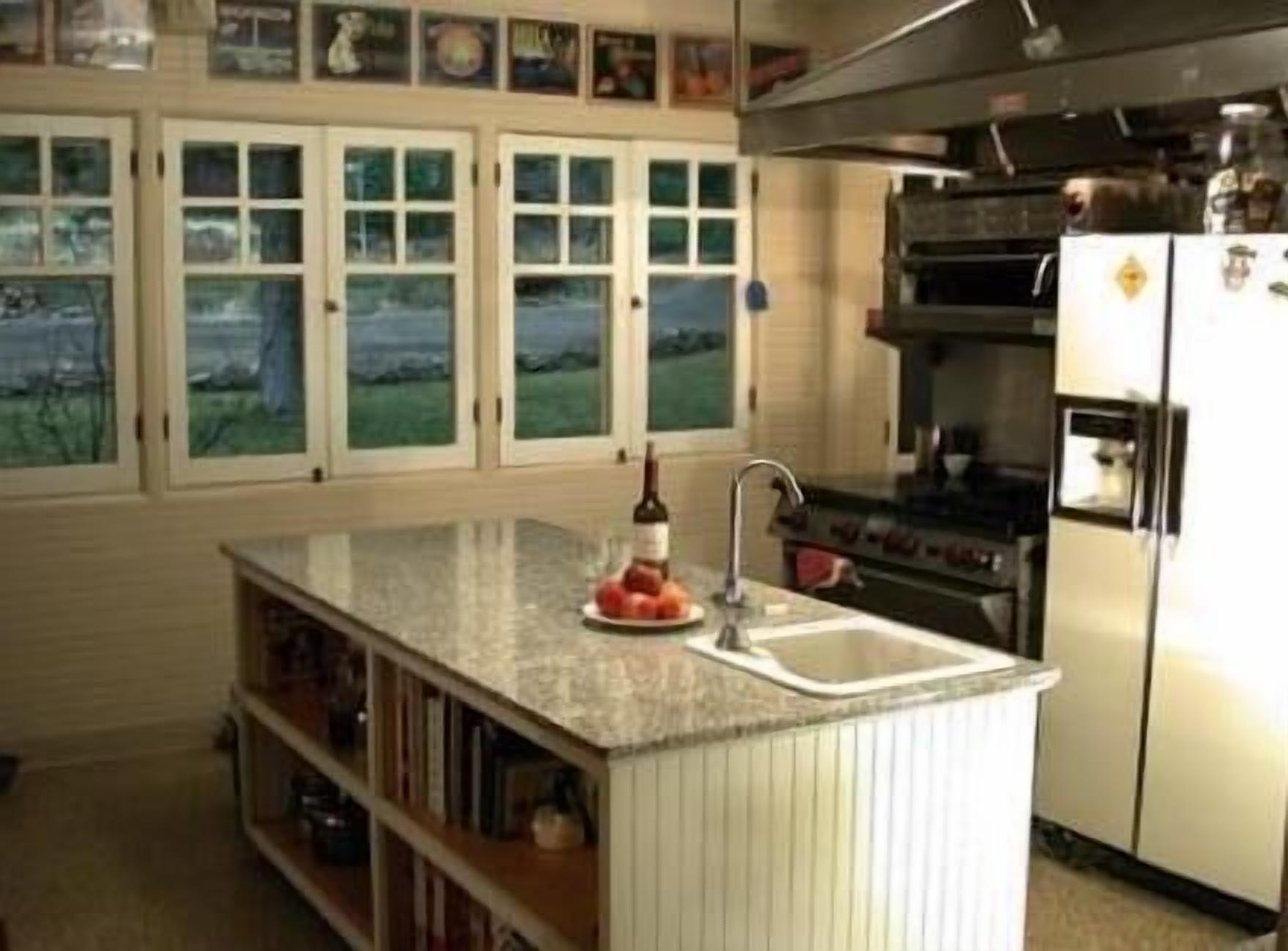 Historic Point Comfort Lodge on Upper Klamath Lake at Rocky Point