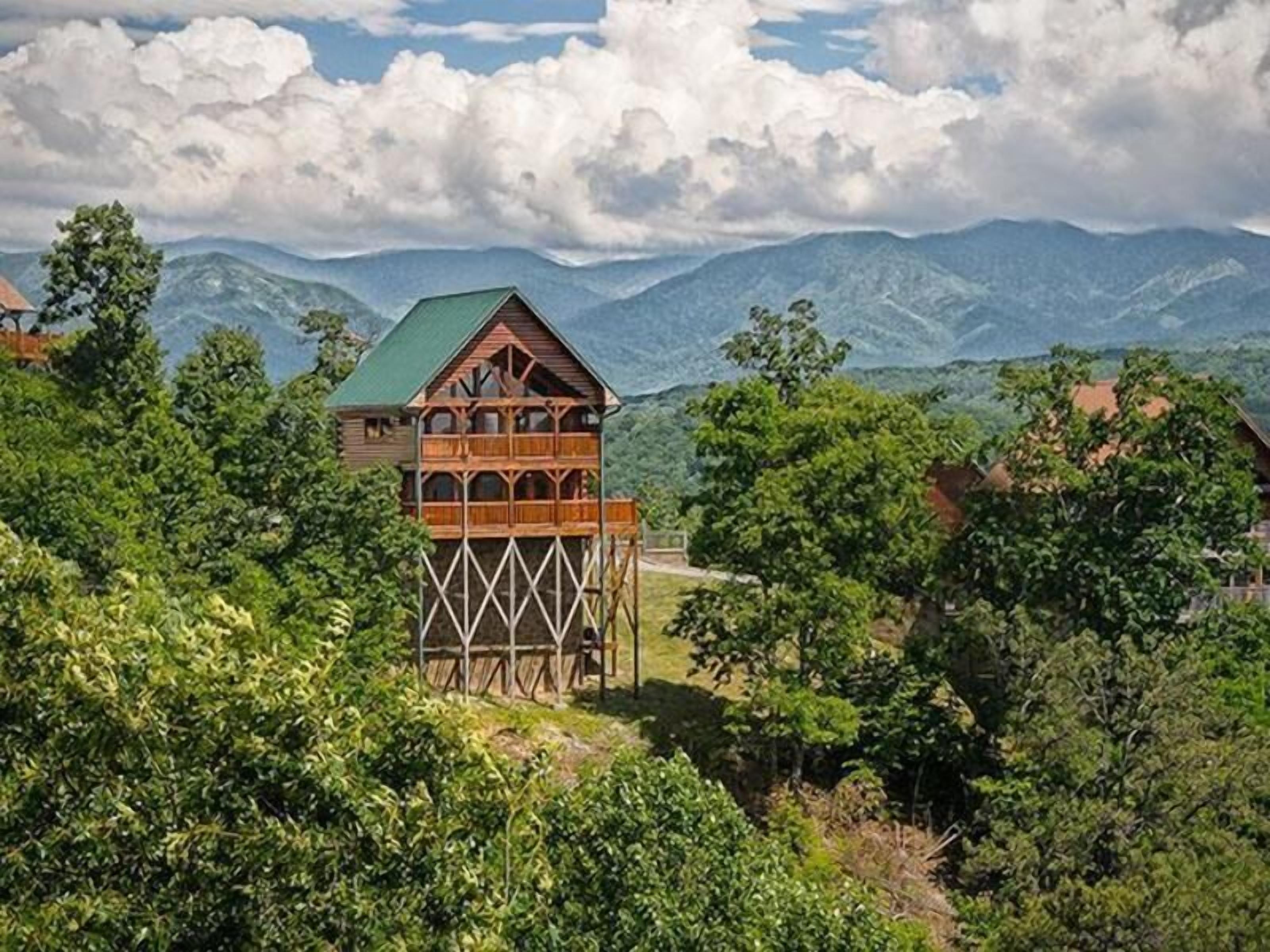 Natures Nest - City & Mountain View| Brand New Hot Tub!| Luxury Resort Cabin