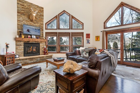 Älytelevisio, takka, videopelejä, DVD-soitin