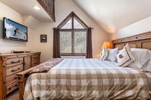 3 makuuhuonetta, työpöytä, silitysrauta/-lauta, vauvan matkasänky