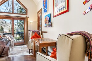 Älytelevisio, takka, videopelejä, DVD-soitin