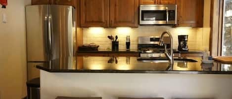 Réfrigérateur, four à micro-ondes, un four, surface de cuisson