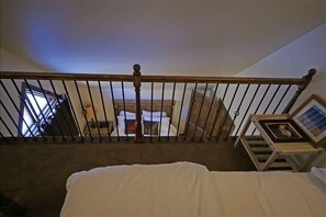 3 slaapkamers, een bureau, een strijkplank/strijkijzer, reisbedje