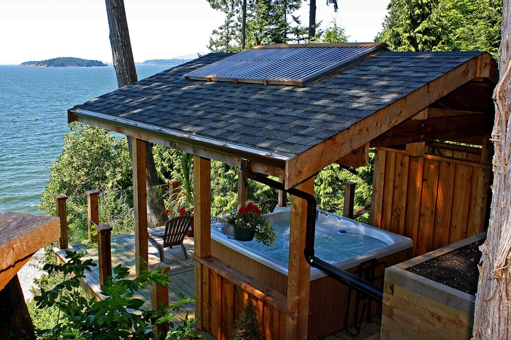 Beachside Island Vista Cottage, Beach, Ocean Views, Hot Tub