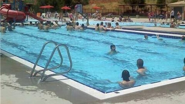A swimming pool with multiple lanes, surrounded by a rocky landscape. - Best location in Kanab! (Kanab)