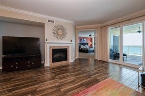 Flatskjerm-TV, peis og DVD-spiller