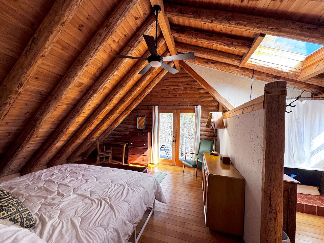 4 bedrooms, desk, travel crib, free WiFi