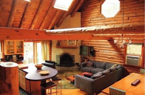 Luxury secluded Catskill log cabin on creek-ski hike great restaurants mins away