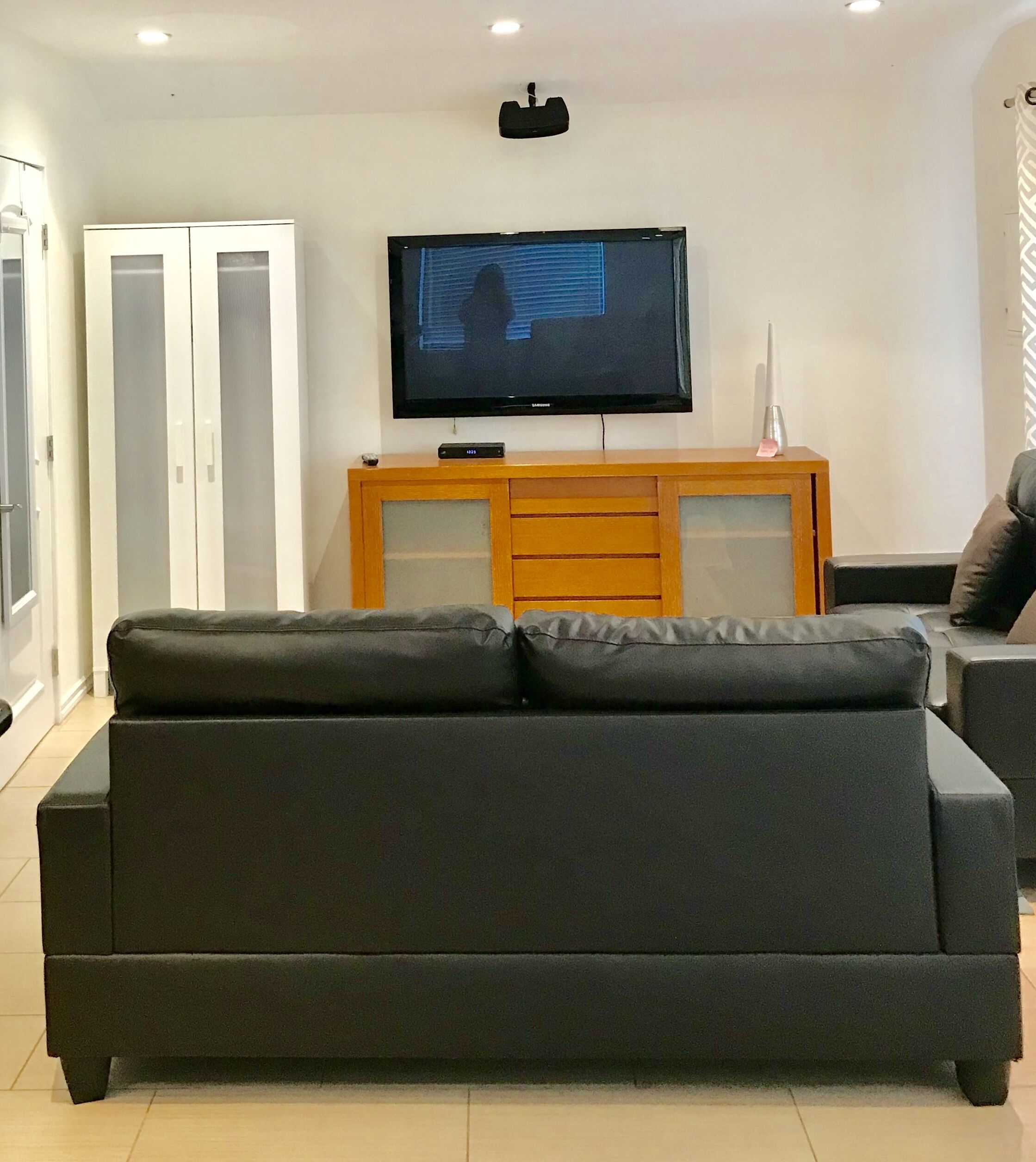 PRIVATE, CLEAN, ROOMY STUDIO GUEST HOUSE WITH A SPACIOUSE YARD. 