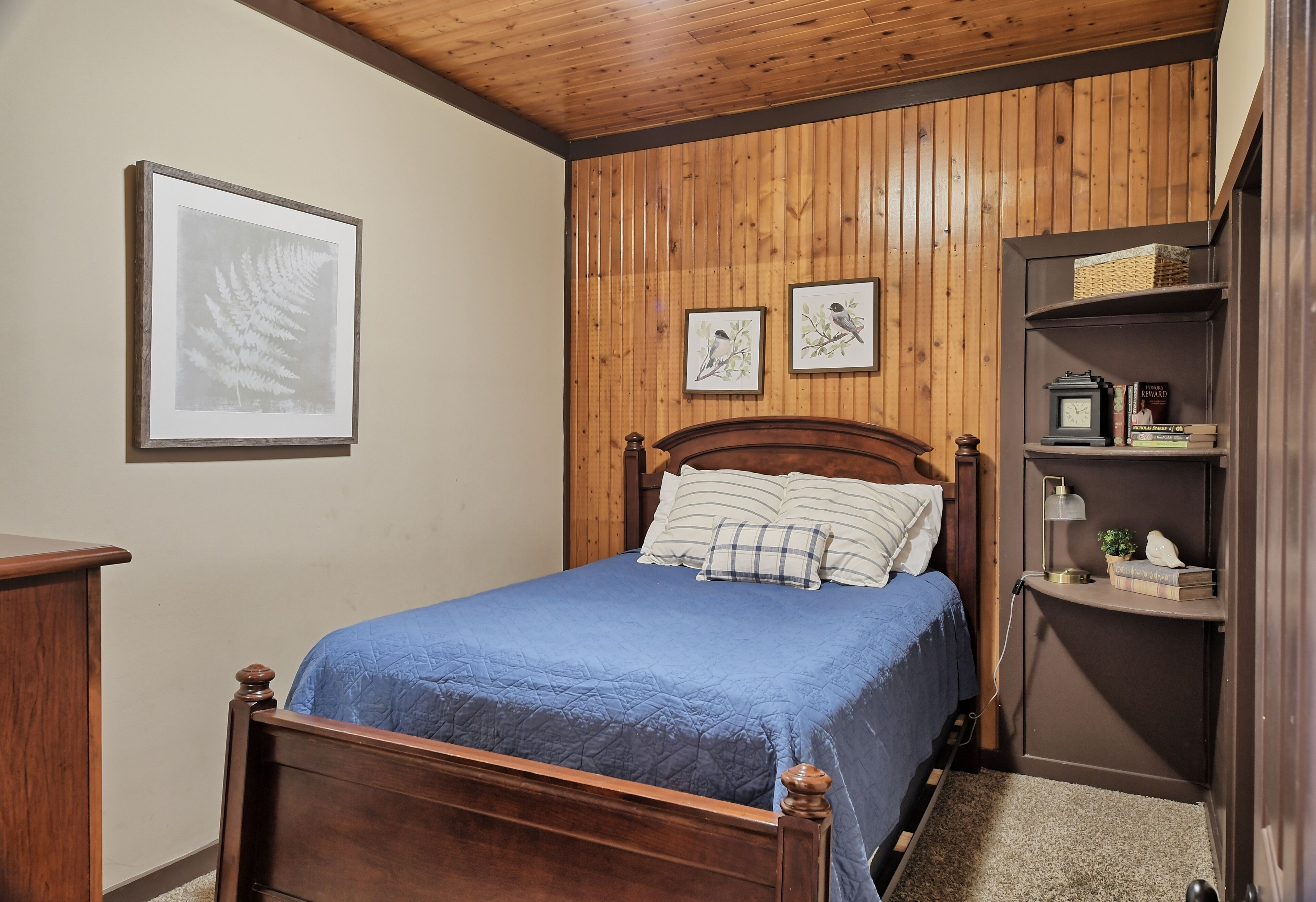 Beautiful Lake-view Cabin on Dale Hollow Lake, Sleeps 12, Marina 1/4 Mile