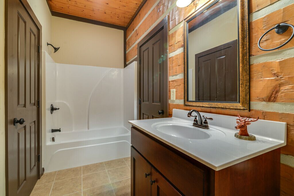 Beautiful Lake-view Cabin on Dale Hollow Lake, Sleeps 12, Marina 1/4 Mile