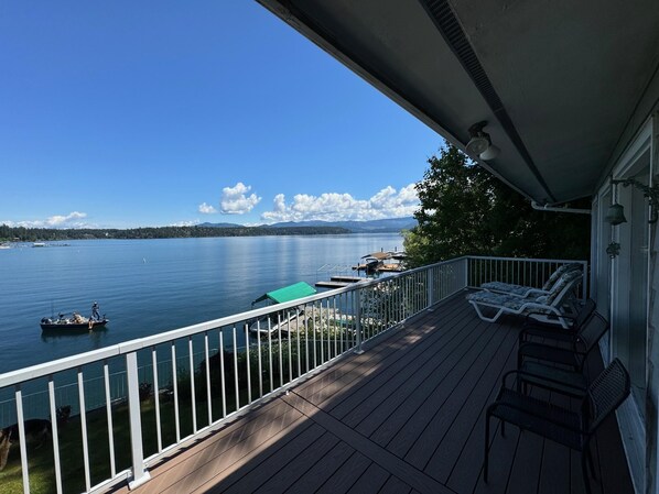 Terrace/patio - Charming Hayden Lakefront near Honeysuckle Beach and minutes to town (Hayden Lake)