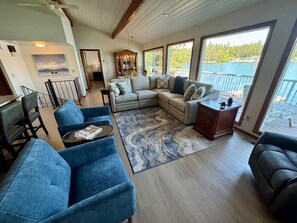 TV, DVD player, books - Charming Hayden Lakefront near Honeysuckle Beach and minutes to town (Hayden Lake)