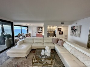 Smart TV, fireplace, music library - Luxury Oceanfront Retreat in Sandestin, completely remodeled w/ great amenities (Miramar Beach)