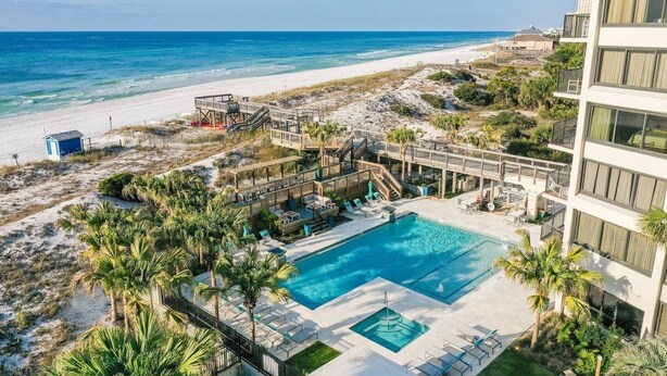 Un complexe hôtelier doté d’une piscine, d’un accès à la plage et offrant une vue sur l’océan.