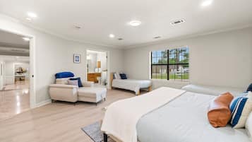 8 habitaciones, escritorio y tabla de planchar con plancha