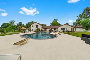 Una piscina al aire libre