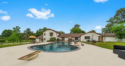 Spacious Getaway 12 Acres Whole Family w/ Private Pool Sleeps 20+