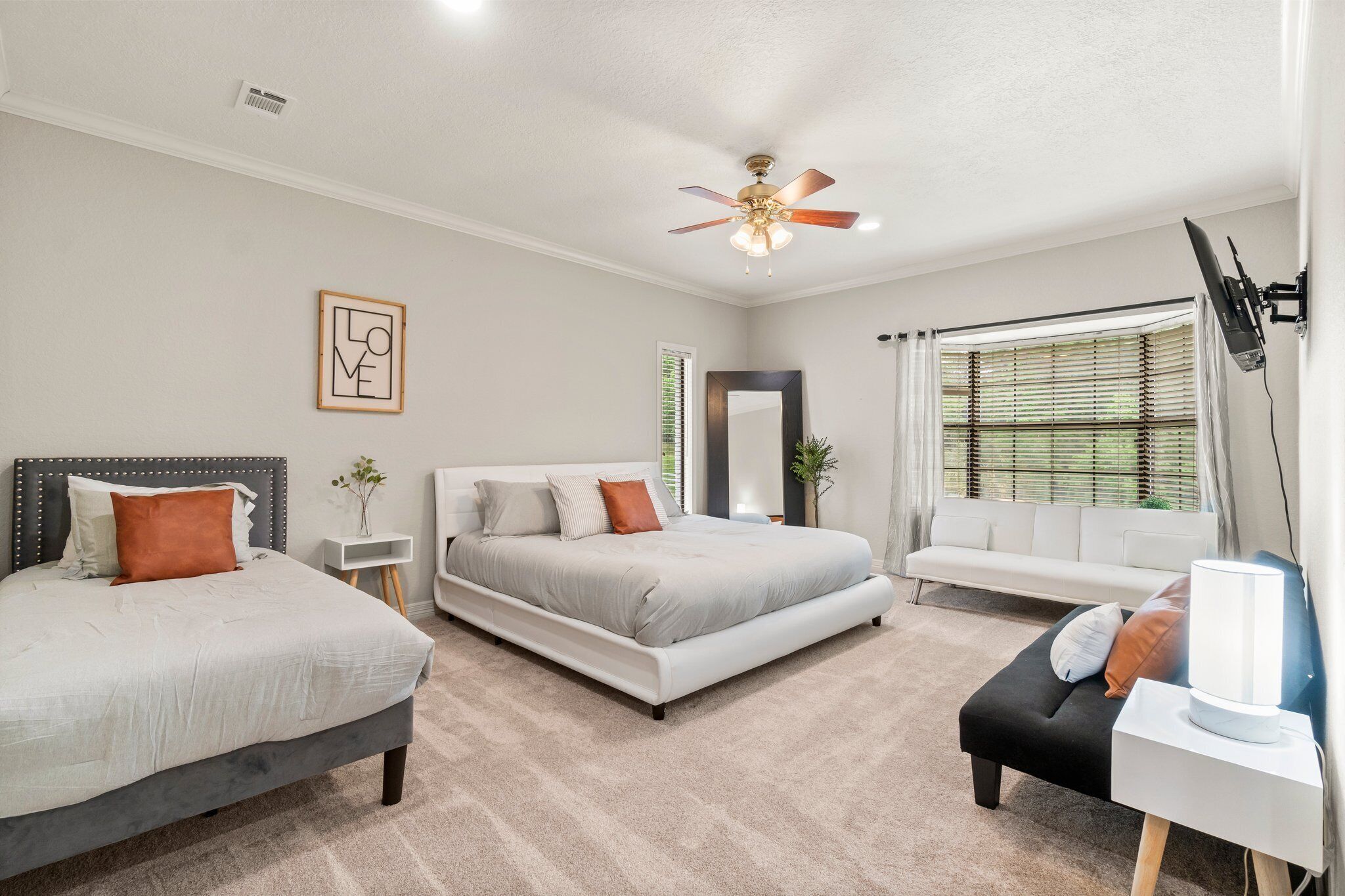 8 habitaciones, escritorio, tabla de planchar con plancha y wifi gratis 